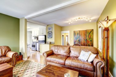 interno di casa in colore giallo e verde