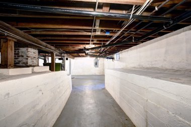 Boş beyaz duvarlı eski evin bodrumunda