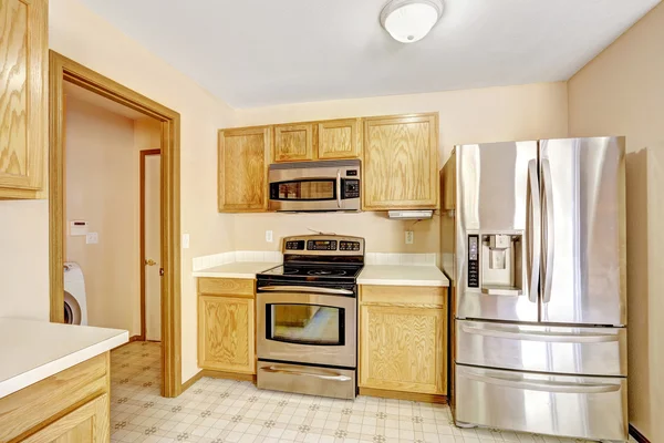 Kitchen cabinets with steel appliances — Stock Photo, Image