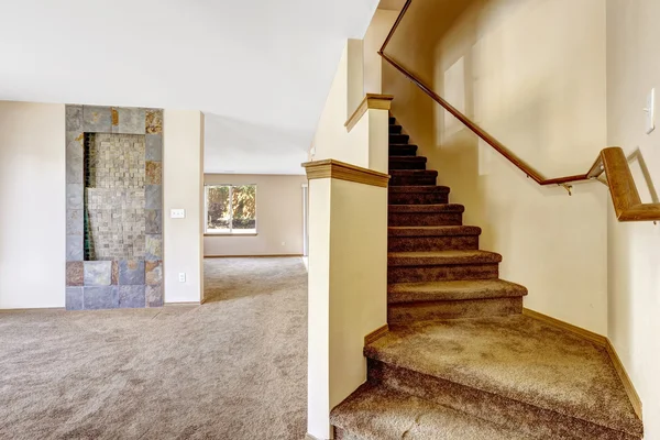 Escadaria com escadas de carpete e corrimão de madeira em casa vazia — Fotografia de Stock