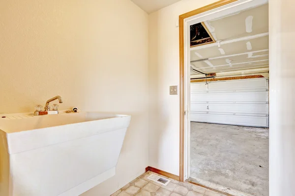 Pequeño pasillo con lavabo y salida al garaje — Foto de Stock