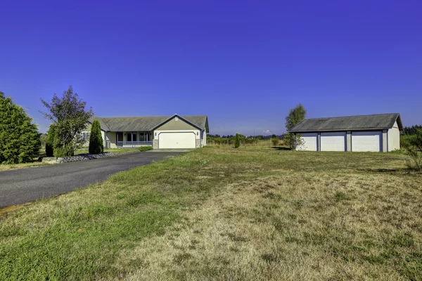 Casa di campagna esterna con paesaggio. Washington beni immobili — Foto Stock