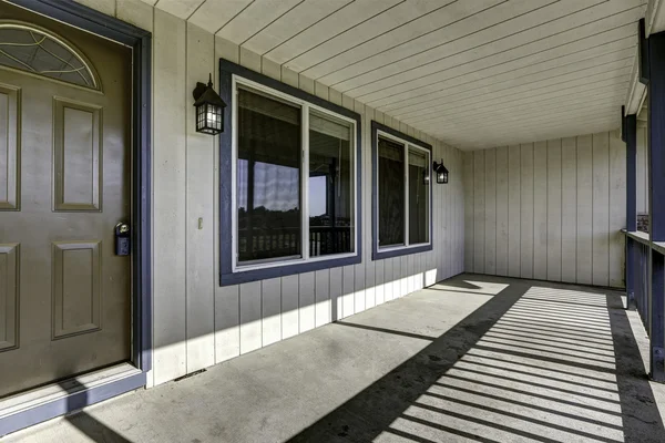 Ampio portico d'ingresso con pavimento in cemento — Foto Stock