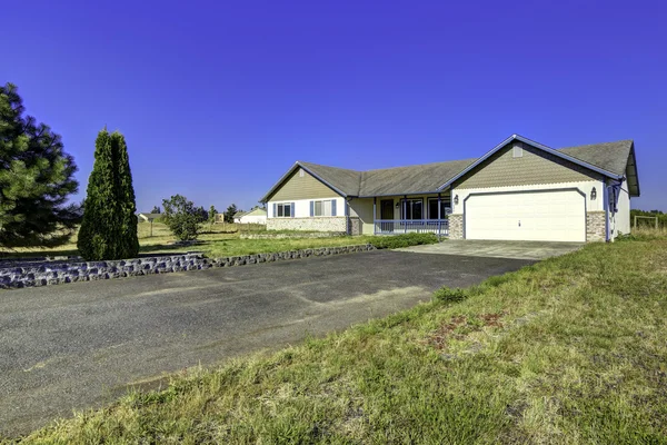 Landsbygden hus exteriör med landskap. Washington verkliga estat — Stockfoto