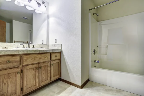 Interieur van de ruime badkamer met badkuip. — Stockfoto