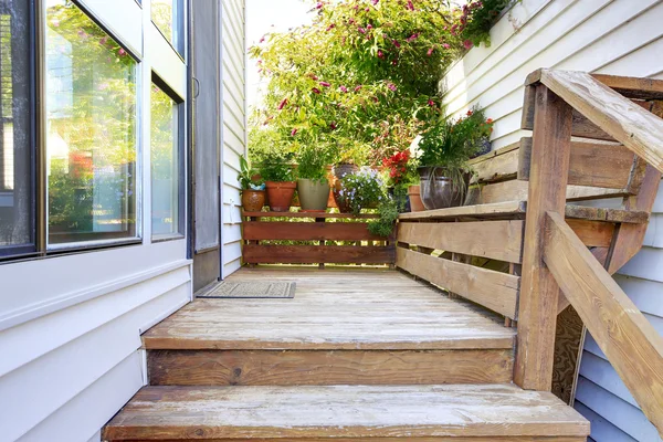 Holzdeck mit Blumentöpfen — Stockfoto