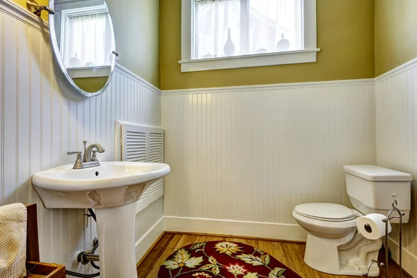 Interior del baño antiguo con pared verde y panel de tablón blanco recorte —  Fotos de Stock