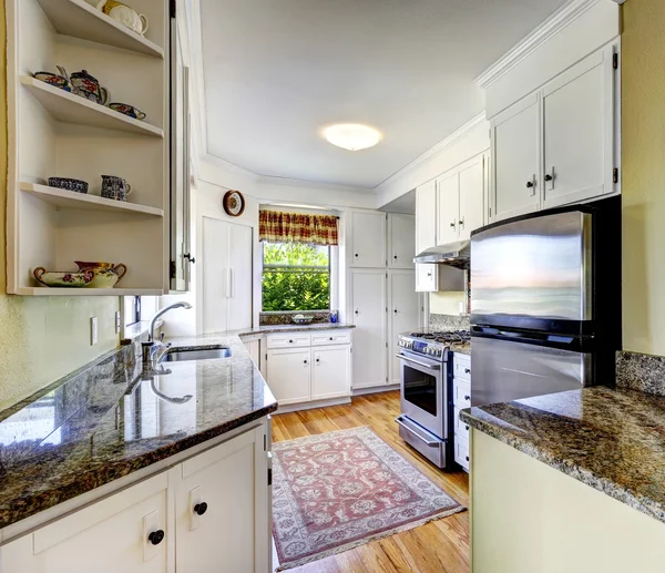 Granit üstleri ile beyaz mutfak dolapları — Stok fotoğraf