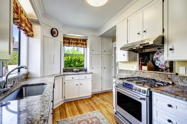 Белые кухонные шкафы с гранитными вершинами — стоковое фото