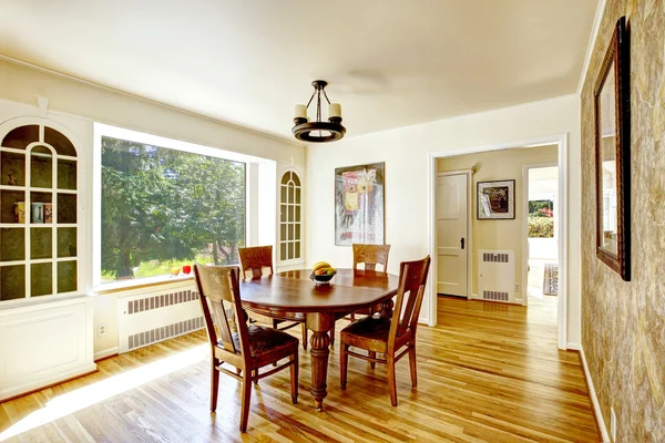 Salle à manger avec table ronde en bois — Photo