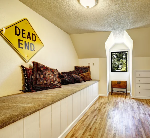 Ława z pokrywa dywan i brązowy poduszki w pustym pokoju — Zdjęcie stockowe