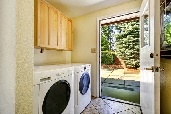 Laundry room with exit to backyard area — Stock Photo, Image