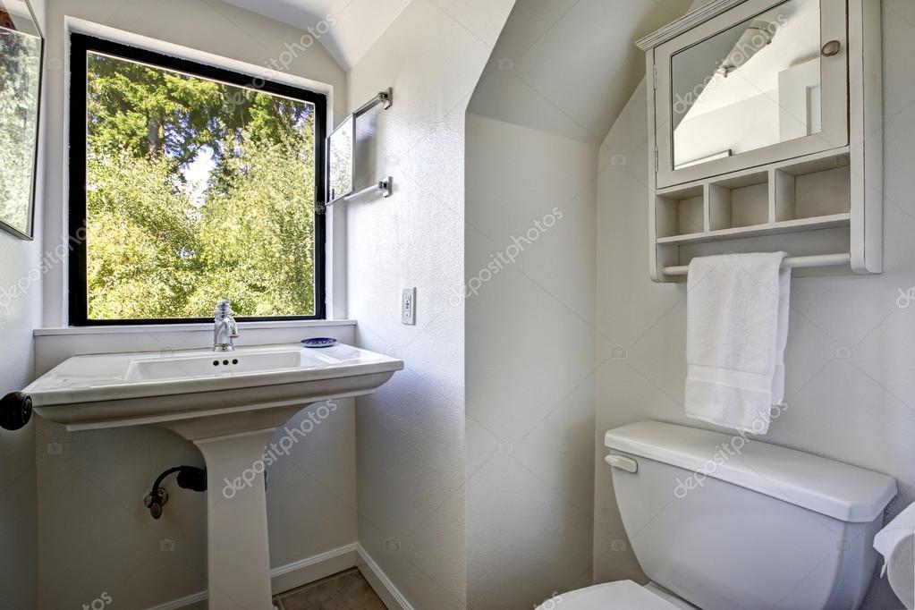 oude badkamer met venster — Stockfoto © iriana88w #53624043 oude badkamer met venster — Stockfoto © iriana88w #53624043