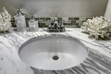 banyo vanity kabine ile beyaz granit üst. lavabo ve decorat