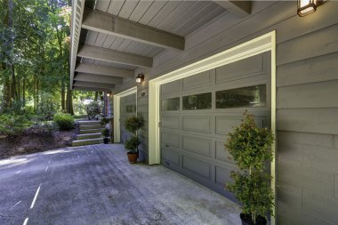 evin dış. driveway ile iki araç garaj