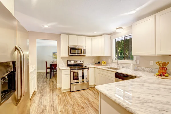 Refrescante interior de la cocina con gabinetes blancos . — Foto de Stock