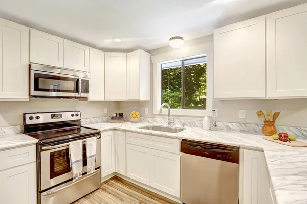 Verfrissende keuken interieur met witte kasten. — Stockfoto