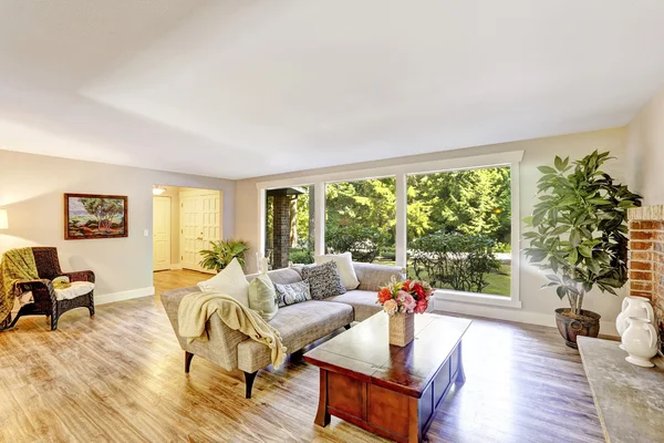 Geräumiges, helles Wohnzimmer mit Glaswand mit Pflanzen dekoriert — Stockfoto