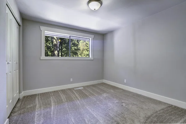 Světle modré prázdná místnost s oknem — Stockfoto