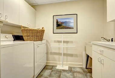 eski çamaşır ve kurutma makinesi ile basit çamaşır odası