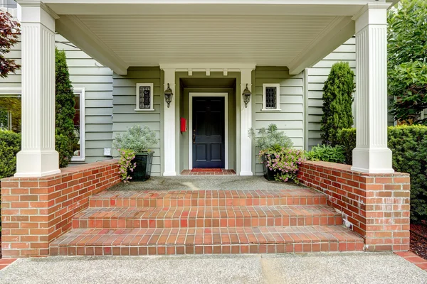 Gran porche de entrada con columnas y tapicería de ladrillo — Foto de Stock