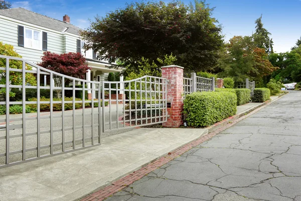 Luxury real estate in Tacoma, WA. House with large entrance gate — Stock Photo, Image