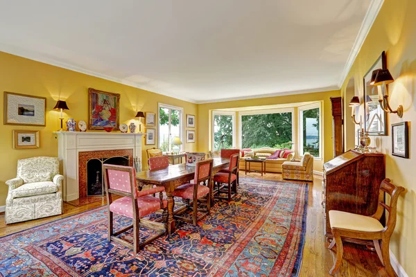 Salón con muebles antiguos y mesa de comedor —  Fotos de Stock