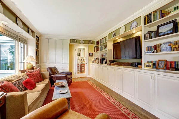 Sala de estar com combinação de armazenamento branco e tv — Fotografia de Stock