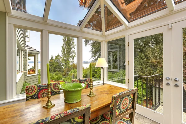 Sunroom veranda alan ile yemek masası koymak — Stok fotoğraf