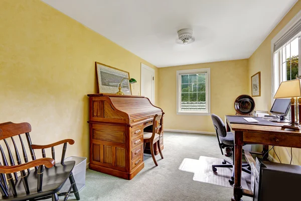 Intérieur de bureau jaune avec meubles anciens — Photo