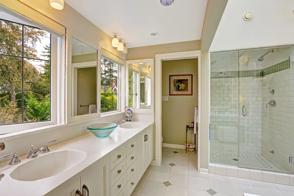 Spacious bright bathroom with glass door shower — Stock Photo, Image