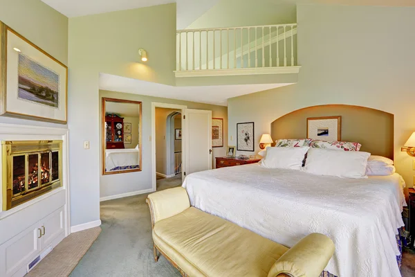 Geräumiges schönes Schlafzimmer mit Deck — Stockfoto