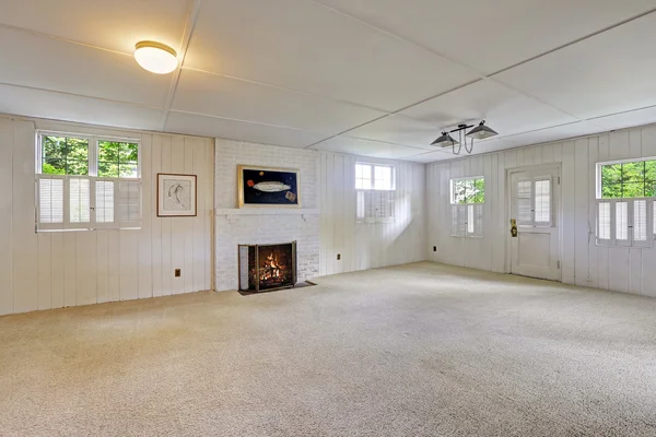 Empty basement room with fireplace — Stock Photo, Image