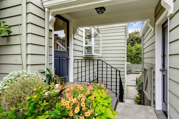 Ingång veranda med genomgång till bakgård — Stockfoto