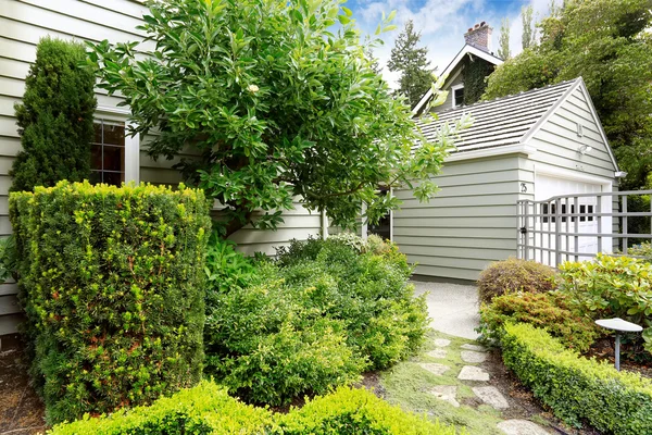 Voortuin groene tuin met wandelpad — Stockfoto