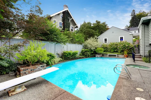 Cour arrière avec piscine et jacuzzi — Photo