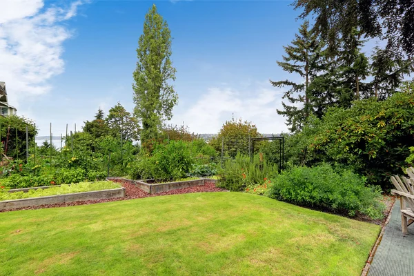 Hinterhof mit Gartenbett — Stockfoto