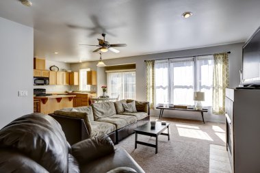 Açık kat planı ile ev. Aile Odası ve mutfak alanı