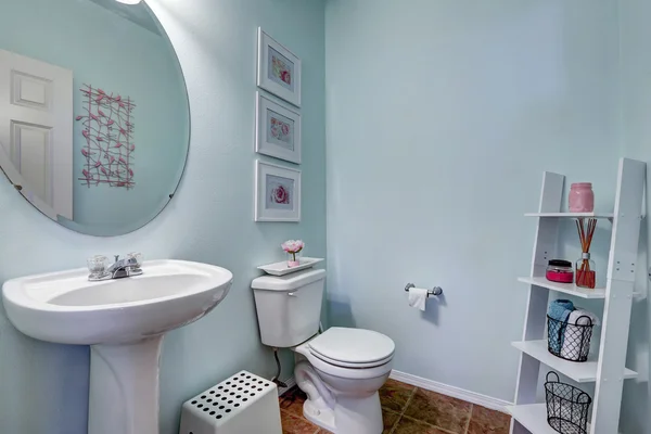 Baño azul claro con estante — Foto de Stock