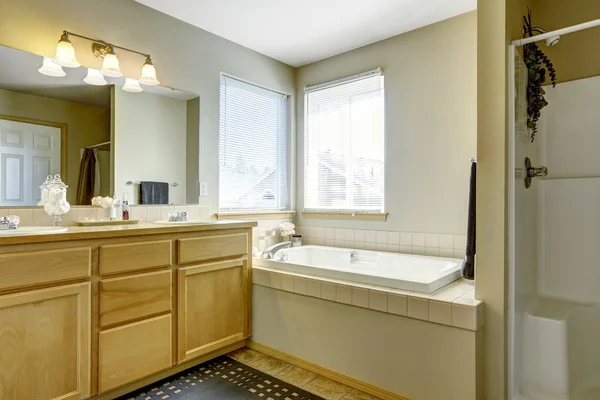 Interior do banheiro simples com banheira no canto — Fotografia de Stock