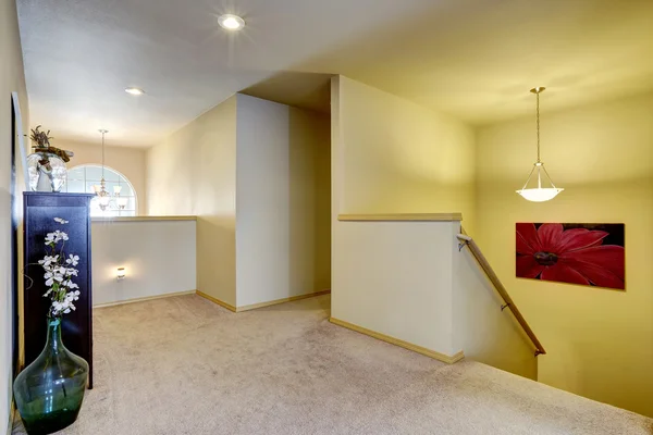 Couloir à l'étage avec armoire et vase en verre — Photo