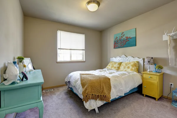 Bedroom with bright antique furniture — Stock Photo, Image