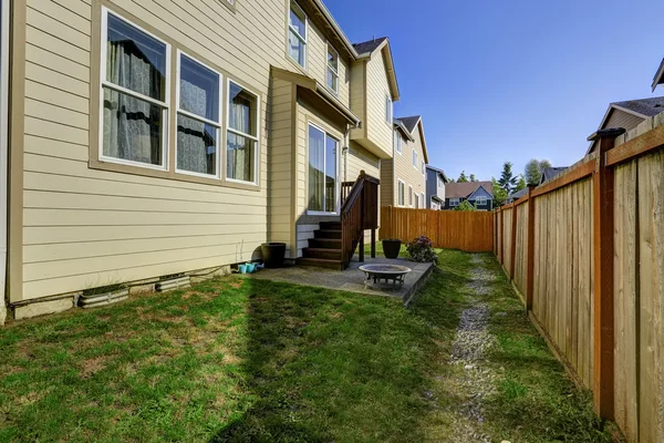 Haus mit kleinem Hinterhof-Patio — Stockfoto