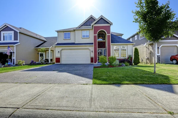 Hermosa casa con porche de entrada alta en borde rojo — Foto de Stock