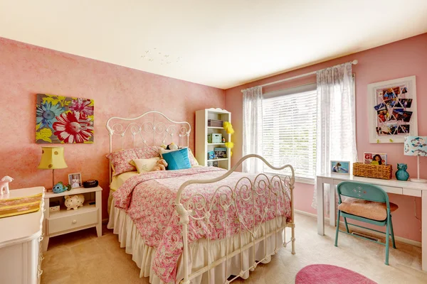 Intérieur de la chambre à coucher de couleur rose clair — Photo