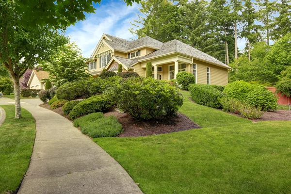 Casa exterior con hermoso paisaje — Foto de Stock