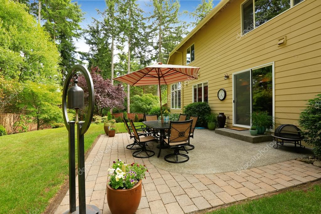 Patio jardin grande | casa grande con zona de patio jardín — Foto de