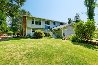 kırsal Emlak. büyük ön bahçe ile eski büyük ev