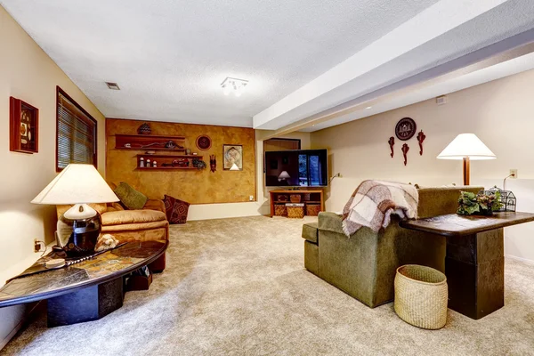 Basement family room with decorated wall — Stock Photo, Image