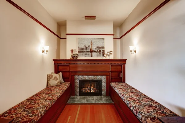 Zona de estar con chimenea en antigua casa de lujo —  Fotos de Stock